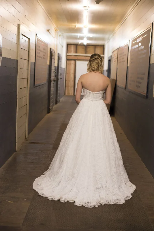 Special Offer David's Bridal Lace Sweetheart Wedding Ball Gown