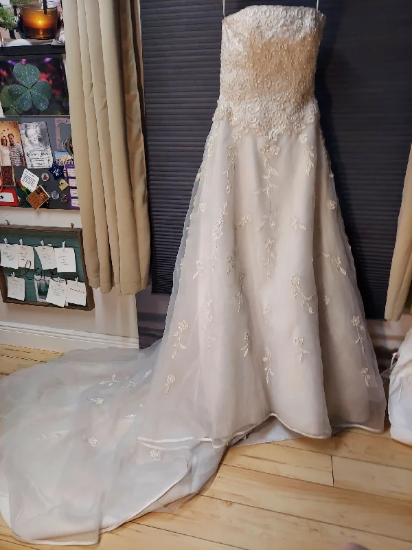 Unmissable Offer David's Bridal Lady Eleanor style #2752