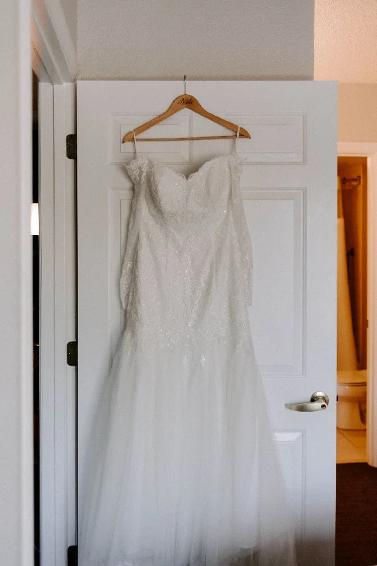 While Supplies Last David's Bridal Long Sleeve Off The Shoulder Wedding Dress/7WG3943