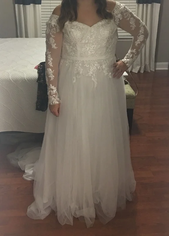 Season Finale Sale David's Bridal Long Sleeve Wedding Dress with Low Back