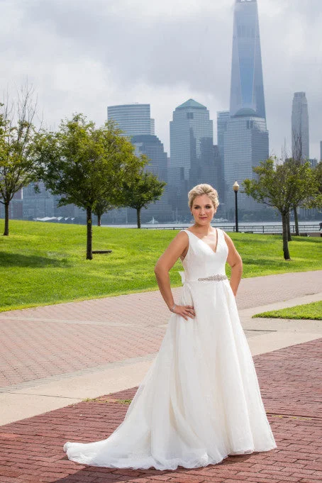 Super Deal Vera Wang Vera Wang White 'Pleated V Neck' Wedding Dress Det